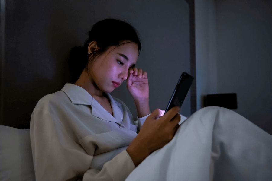 Cô gái nằm ngủ trong không gian yên tĩnh giúp người gầy tăng cân hiệu quả