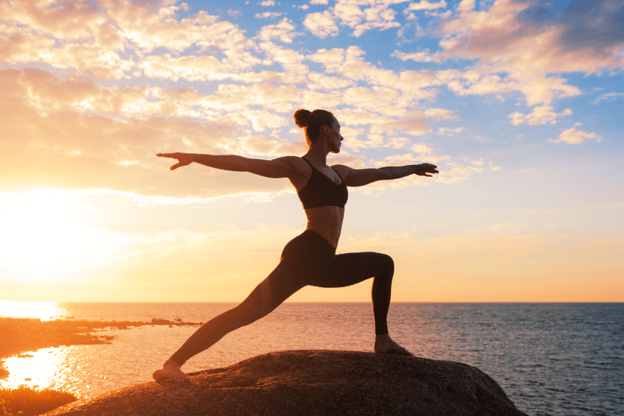 Huấn luyện viên yoga ngoài trời đang tập luyện nhẹ nhàng – minh hoạ cho hành trình tăng cân tự nhiên nhờ yoga.