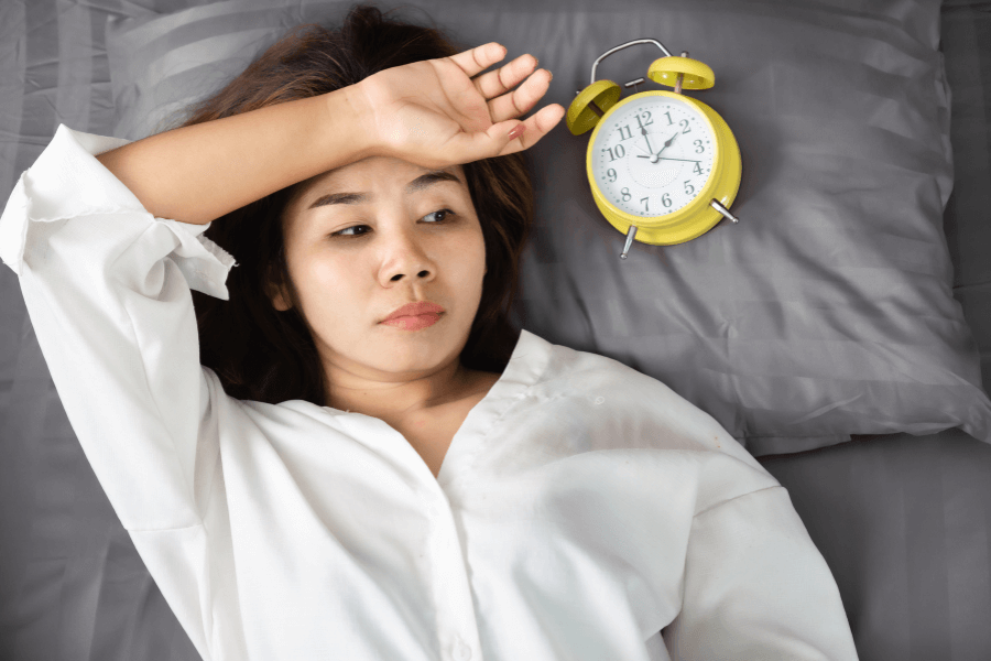 Cô gái đang nằm ngủ trong không gian yên tĩnh – minh hoạ cho giấc ngủ sâu hỗ trợ tăng cân lành mạnh.