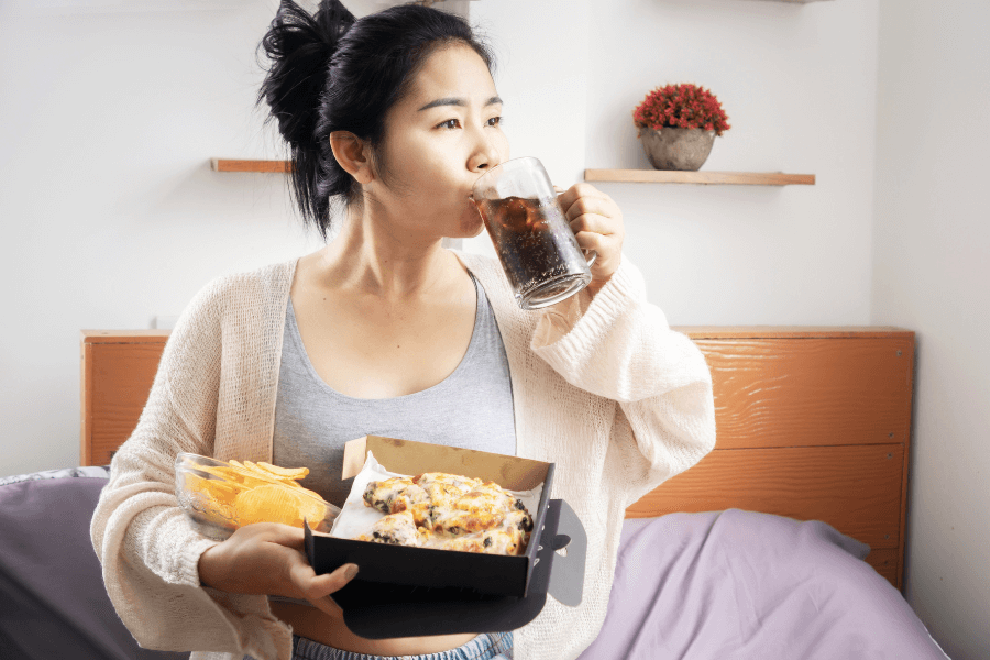 Người phụ nữ gầy ăn nhiều nhưng vẫn không tăng cân, đại diện cho sai lầm phổ biến khi nghĩ chỉ cần ăn nhiều là sẽ lên ký – phù hợp với chủ đề yoga tăng cân tại Yoga Azu.