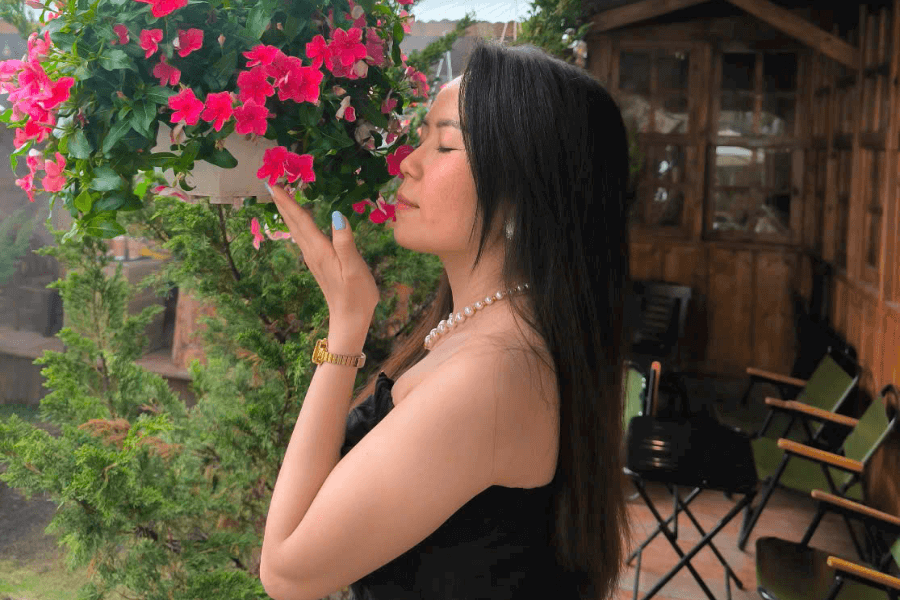 Cô gái mỉm cười nhẹ nhàng trong không gian yên bình – tượng trưng cho tư duy tích cực hỗ trợ quá trình tăng cân.