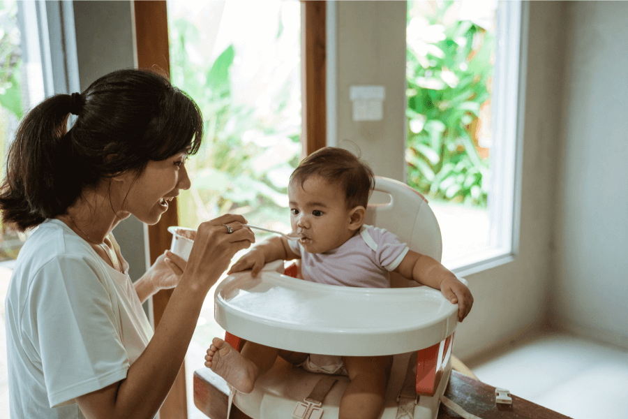 Nếu bạn vẫn cảm thấy khó duy trì đều đặn vì công việc quá bận rộn, hãy bắt đầu từ những thay đổi nhỏ: đặt lịch báo nhắc ăn vặt giữa buổi, chuẩn bị sẵn món ăn từ hôm trước, hoặc đơn giản là viết ra kế hoạch ăn uống từng ngày để chủ động hơn. Người bận rộn tăng cân không cần phải cầu kỳ, chỉ cần linh hoạt trong cách sắp xếp thời gian và lựa chọn thực phẩm là đủ để tạo ra kết quả tích cực. Đừng quên theo dõi tiến độ tăng cân của bạn mỗi tuần bằng cách cân hoặc đo số đo cơ thể – điều này giúp bạn điều chỉnh lại chế độ ăn nếu cần. Khi bạn thấy được sự thay đổi, dù là nhỏ nhất, đó sẽ là động lực rất lớn để bạn tiếp tục. Bữa ăn vặt giúp người bận rộn tăng cân hiệu quả, dễ dàng bổ sung năng lượng.