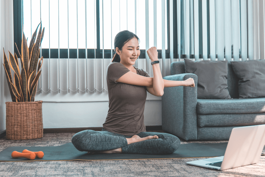 Người phụ nữ tập yoga tại nhà – giải pháp yoga tăng cân online tại nhà cùng Yoga Azu