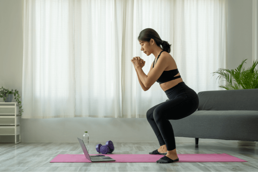 Người phụ nữ tập yoga tại nhà – giải pháp yoga tăng cân online tại nhà cùng Yoga Azu