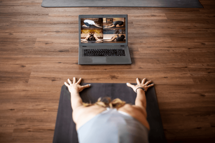 Người phụ nữ tập yoga tại nhà – giải pháp yoga tăng cân online tại nhà cùng Yoga Azu