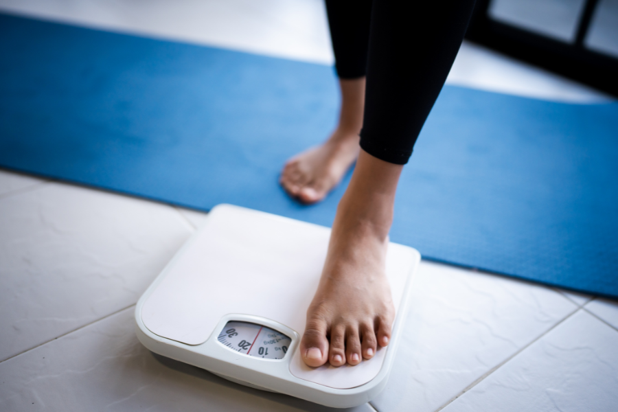 người gầy yếu nền tập gym