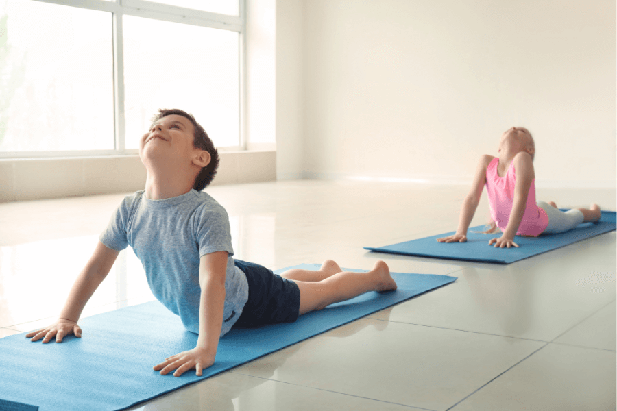 Người tập tư thế yoga mở bụng