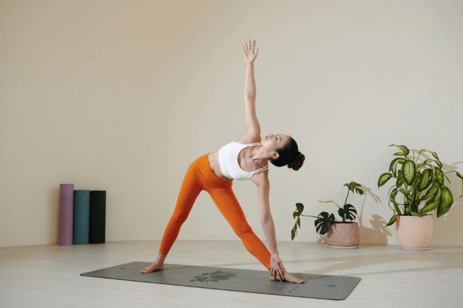 Người tập tư thế yoga xoay người