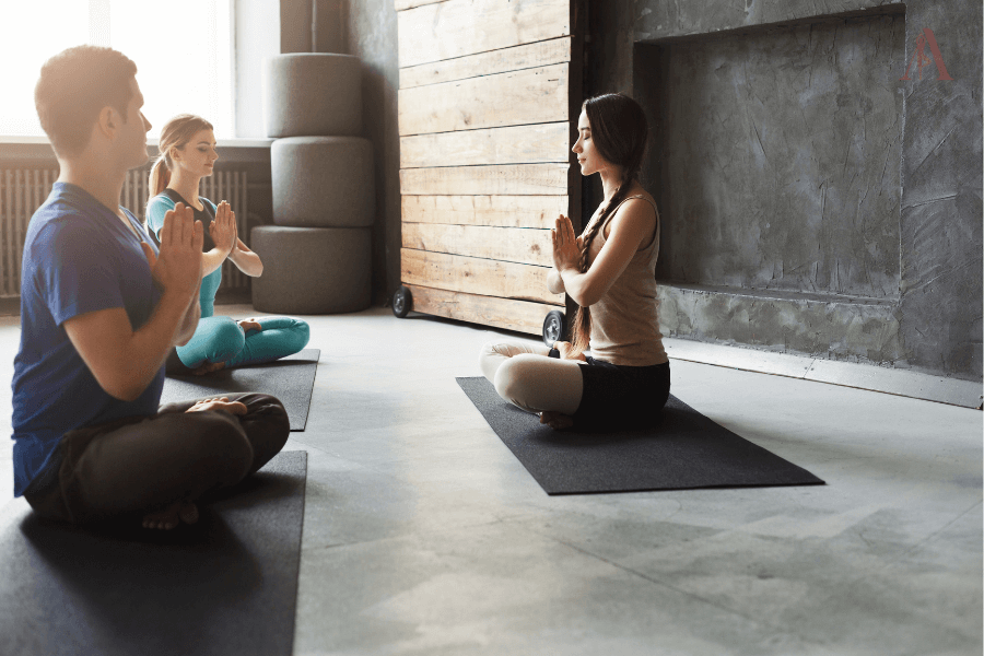 Người tập yoga thư giãn, tập trung vào thần kinh và tiêu hóa