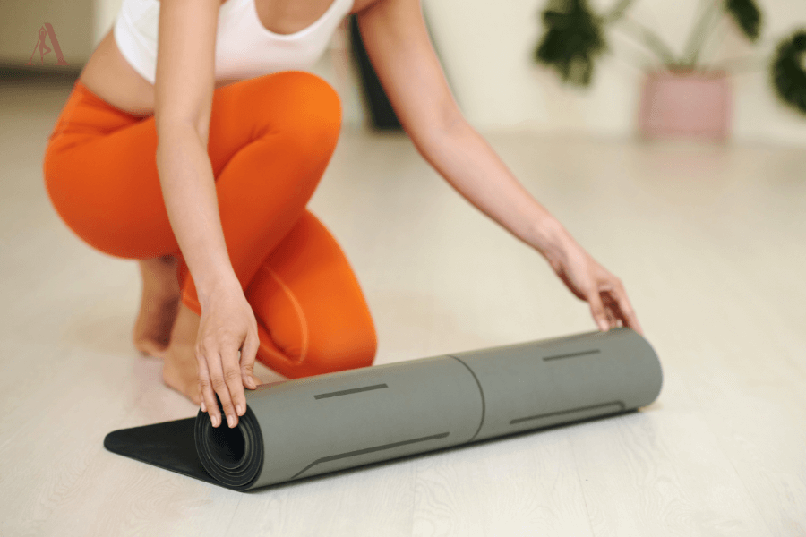 Cuộn thảm yoga chuẩn bị tập