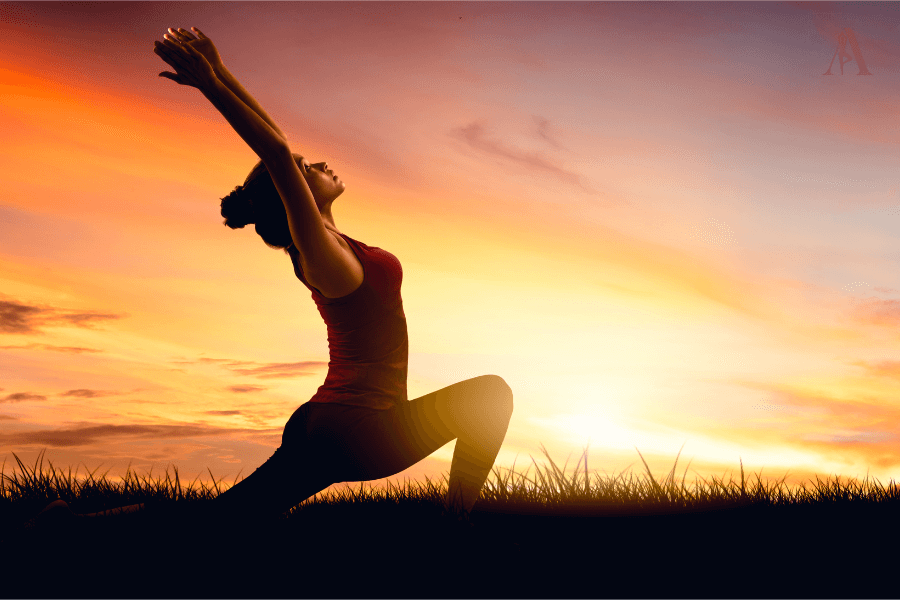 Người gầy tập yoga ngoài trời, thư giãn, tăng cân từ gốc