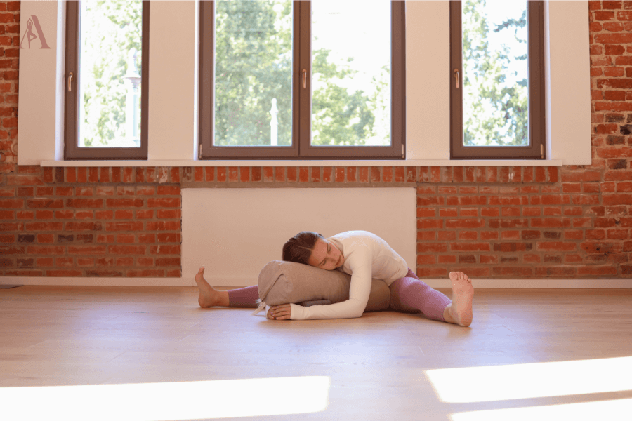 Người gầy vui vẻ sau khi tập yoga, biểu hiện cơ thể hấp thu tốt